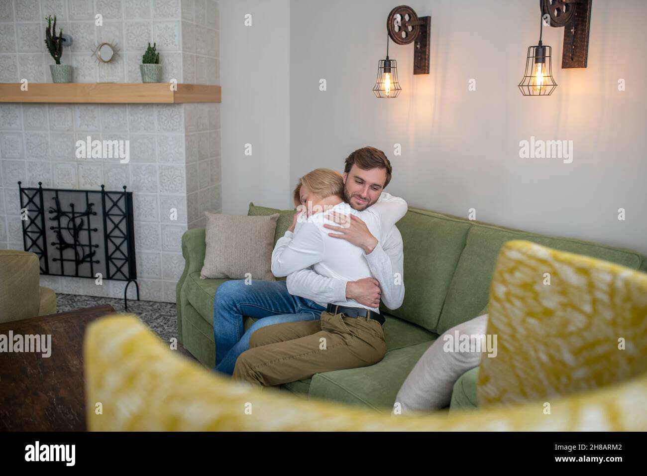 Glückliche Mutter umarmte ihren Sohn und sah friedlich aus Stockfoto