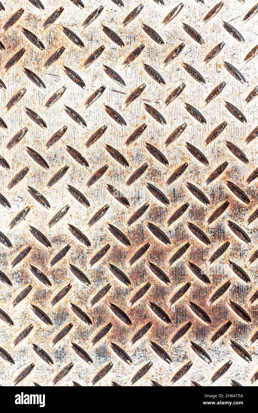 Bürgersteig-Metallplatte als Hintergrund mit einem rostigen Zick-Zack-Design Stockfoto