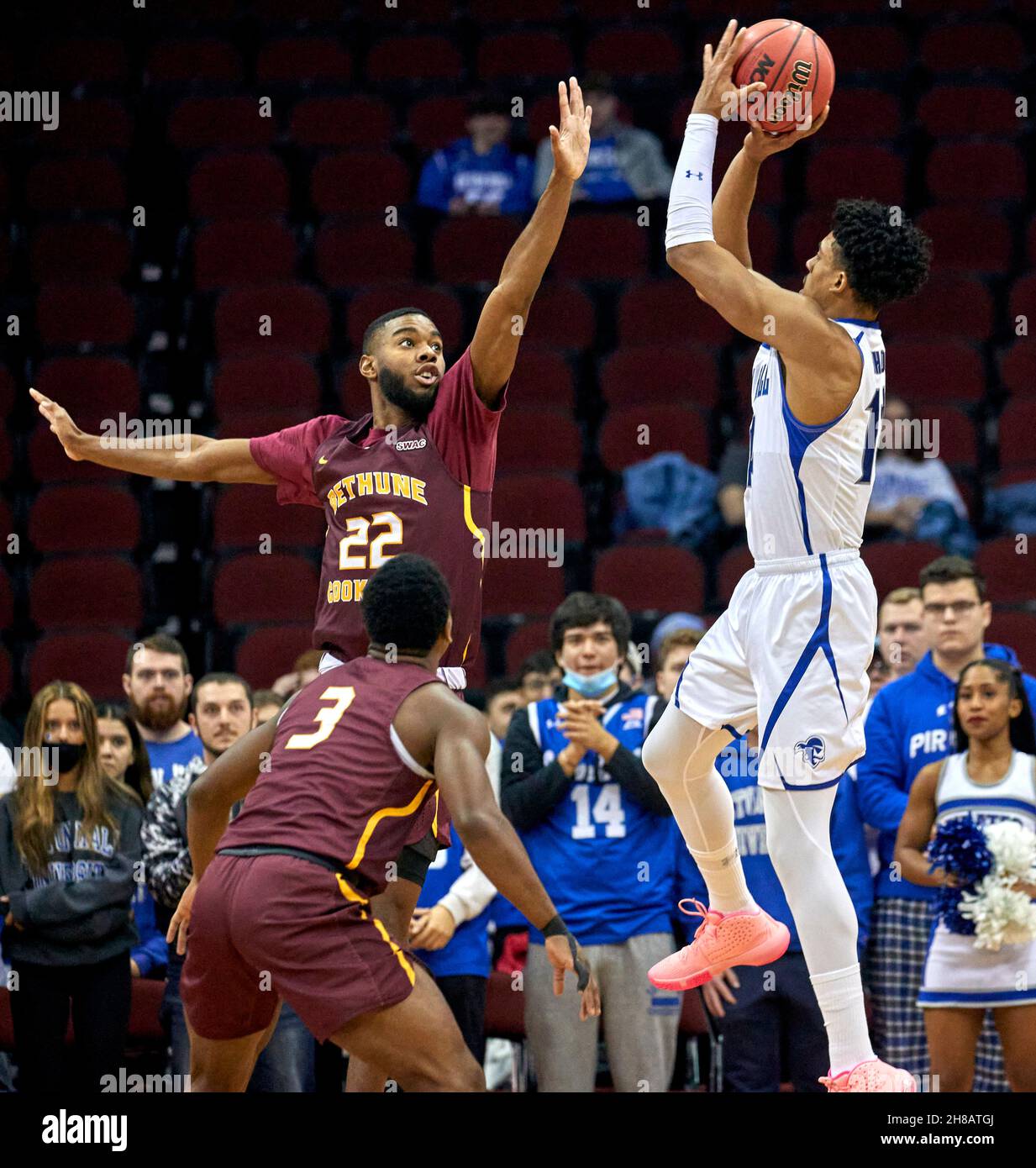 Newark, New Jersey, USA. 28th. November 2021. Seton Hall Pirates Guard Jared Rhoden (14) schießt in der ersten Hälfte des Prudential Center in Newark, New Jersey, über die Streckarme des Bethune-Cookman Wildcats Centers Dylan Robertson (22). Sonntag, 28 2021. November. Seton Hall besiegte Bethune-Cookman 84-70. Duncan Williams/CSM/Alamy Live News Stockfoto