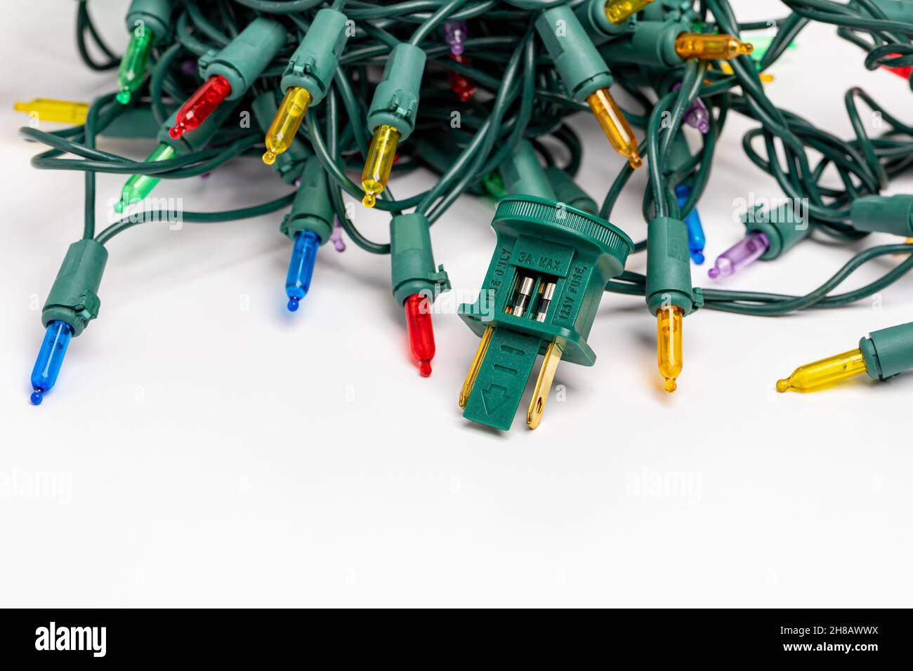 Weihnachten String Lichter fusionieren und Stecker. Feiertagsbeleuchtung Reparatur, Sicherheit und Dekoration Konzept. Stockfoto