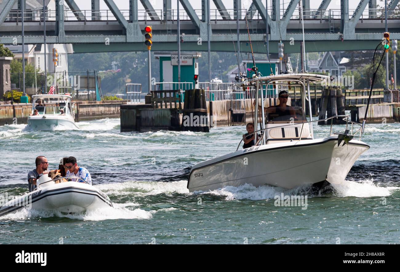 Hampton Bays, New York, USA - 6. Juni 2020: Motorboote auf ihrem Weg durch das raue Wasser der offenen Schleusen des Shinnecock Canal genießen eine Stockfoto