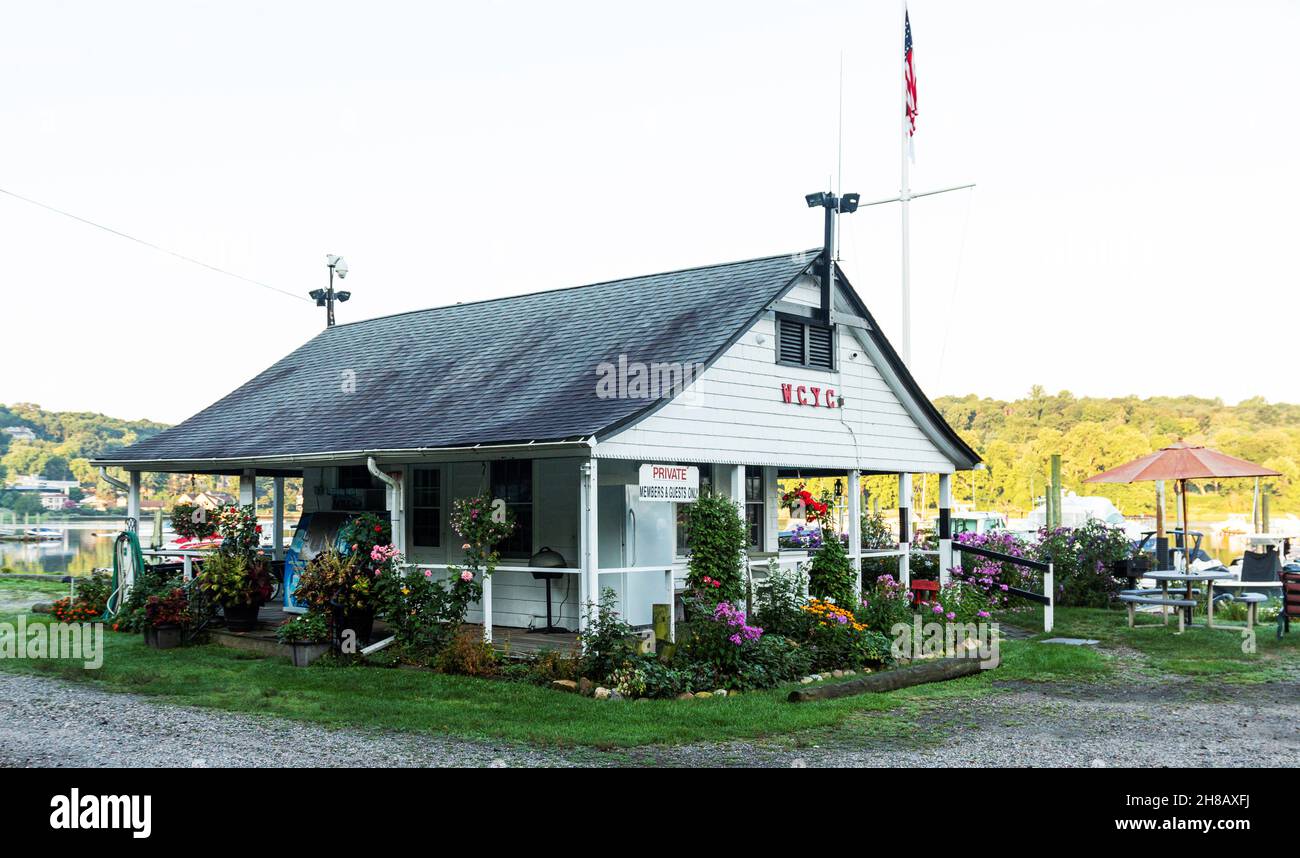 Cold Spring Harbour, New York, USA - 5. August 2018: Das Whalers Cove Yacht Club Gebäude ist an einem frühen Sommermorgen mit Blumen geschmückt. Stockfoto