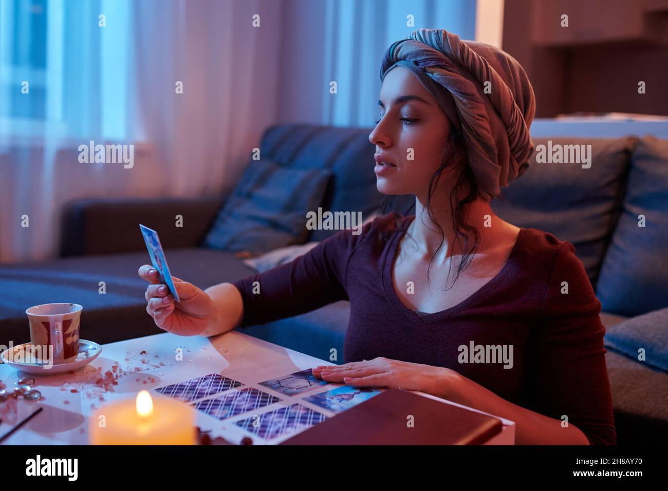 Weibliche Wahrsagerin konzentrierte sich auf das Lesen von Tarot-Karten Stockfoto