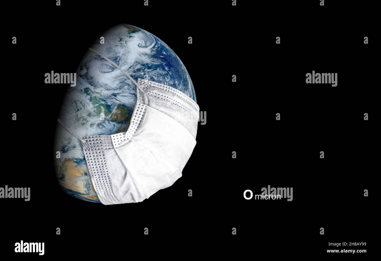 Omicron COVID-19 Variant Poster, Erde in medizinischer Maske isoliert auf schwarzem Hintergrund sieht Corona-Virus. Globus mit Schutz vor Coronavirus in oute Stockfoto