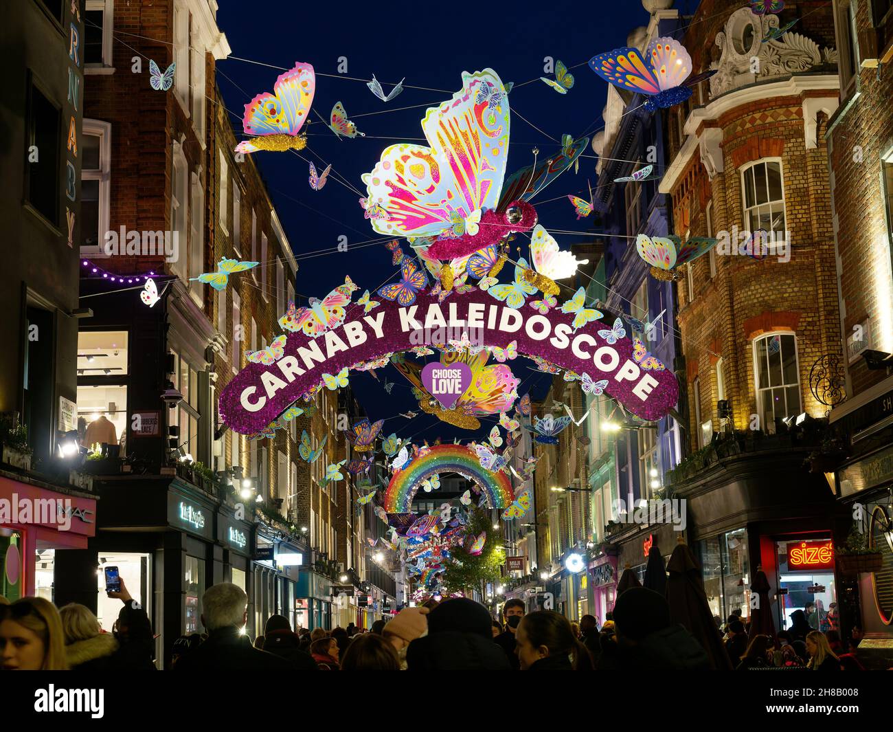Sehen Sie sich die beeindruckenden Weihnachtsdekorationen in der Carnaby Street in der Stadt London 2021 an Stockfoto
