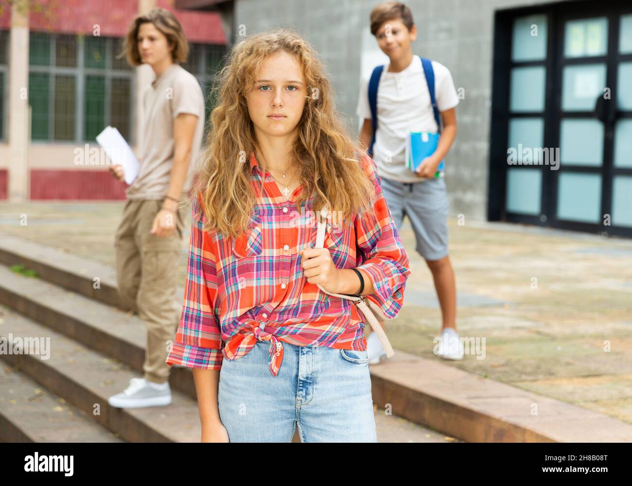 Teenager Mädchen im Schulgebäude Stockfoto