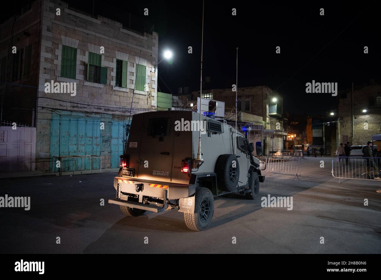 Hebron, Israel. 28th. November 2021. Der israelische Präsident Isaac Herzog zündet bei einer Zeremonie im Grab der Patriarchen, auch bekannt als Ibrahimi-Moschee, die erste Kerze der Chanukka an. Er ist der erste israelische Präsident, der an einer solchen Zeremonie im umstrittenen Kontext der geteilten Stadt Hebron teilnimmt. Kredit: Matan Golan/Alamy Live Nachrichten Stockfoto