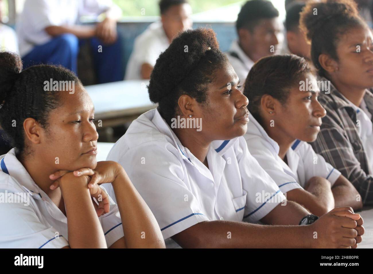 Schülerinnen an der Kupuiano Secondary School in der Zentralprovinz, Papua-Neuguinea, die zu einer Präsentation im Jahr 2018 auflisten. Stockfoto