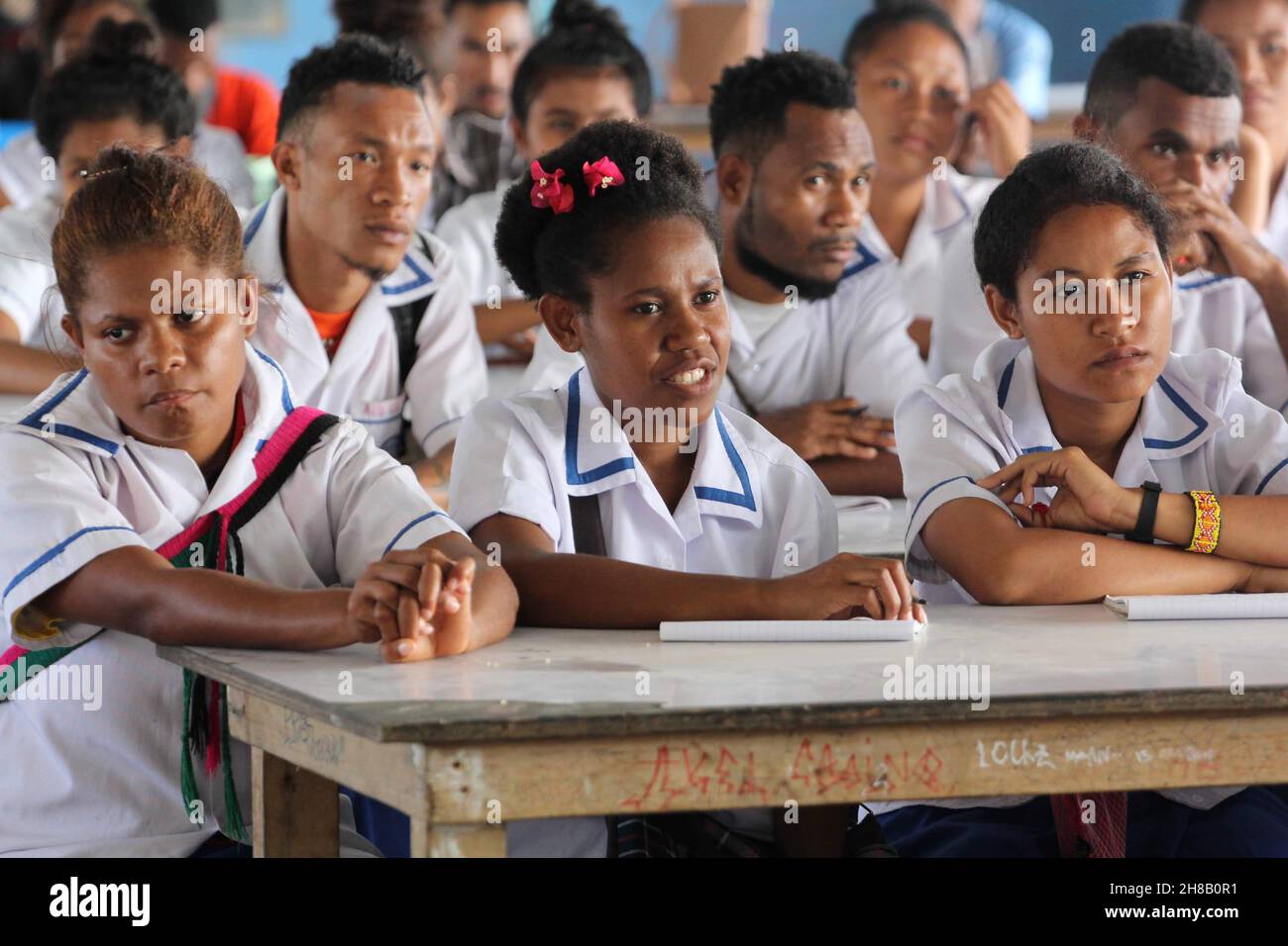 Schülerinnen an der Kupuiano Secondary School in der Zentralprovinz, Papua-Neuguinea, die zu einer Präsentation im Jahr 2018 auflisten. Stockfoto