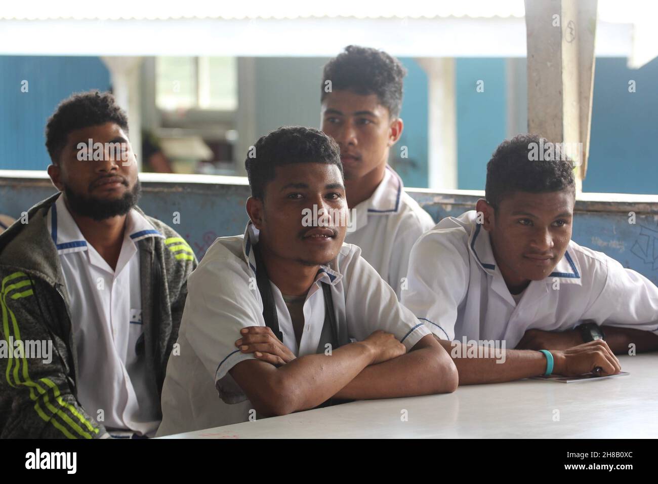 Männliche Schüler der Kupuiano Secondary School in der Zentralprovinz, Papua-Neuguinea, die zu einer Präsentation im Jahr 2018 auflisten. Stockfoto