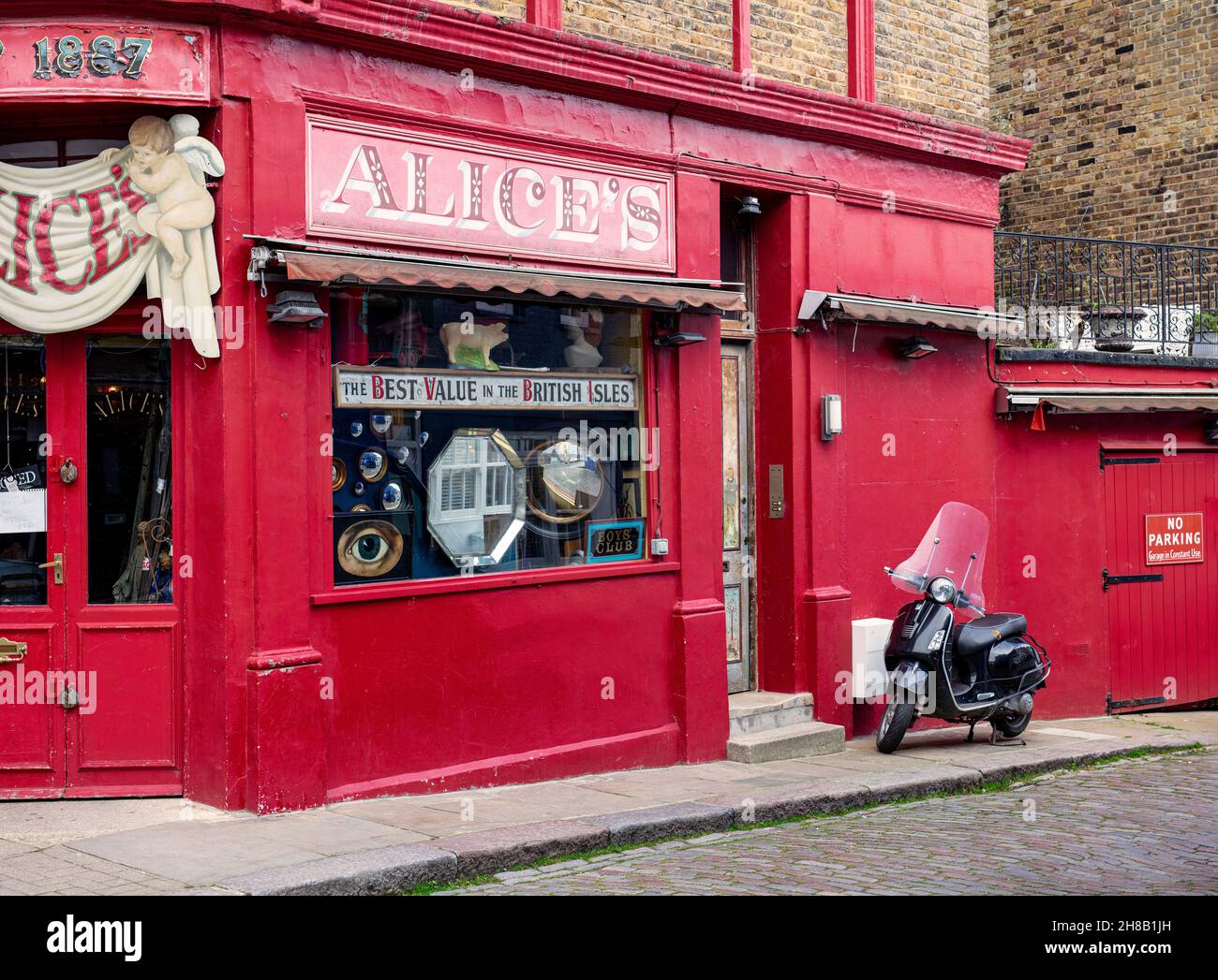 Farbenfrohes, ungewöhnliches und schrulliges Geschäft in der Portobello Rd in Notting Hill, London; Alice's, das ungewöhnliche Objekte verkauft Stockfoto