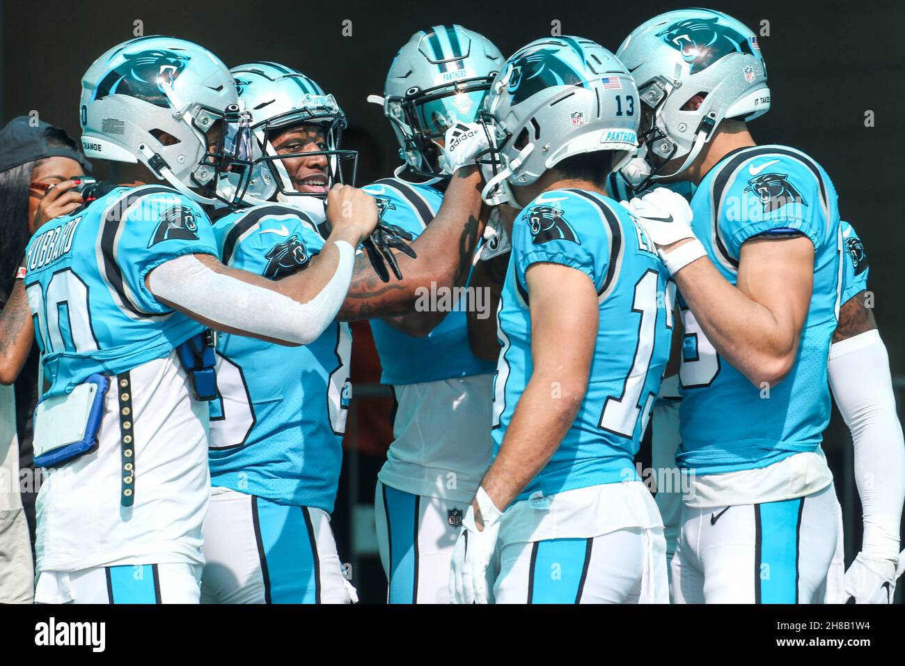 Sonntag, 28. November 2021; Miami Gardens, FL USA; Alex Erickson (13) führt seine Teamkameraden vor dem Spiel vor dem NFL-Spiel gegen die Miami Dolphins im Hard Rock Stadium auf das Feld. Die Delfine besiegten die Panther 33-10. (Kim Hukari/Bild des Sports) Stockfoto