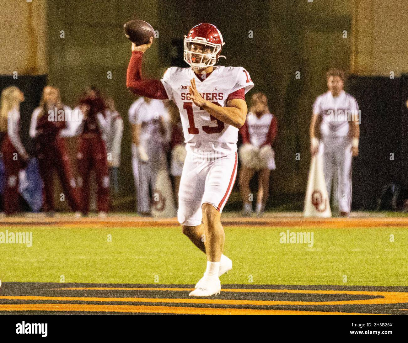 Stillwater, Oklahoma, USA. 27th. November 2021. Oklahoma Sooners Quarterback Caleb Williams (13), der während des Spiels am Samstag, den 27. November 2021 im Boone Pickens Stadium in Stillwater, Oklahoma, den Fußball an seinen Teamkollegen auf dem Spielfeld übergab. (Bild: © Nichola Rutledge/ZUMA Press Wire) Stockfoto