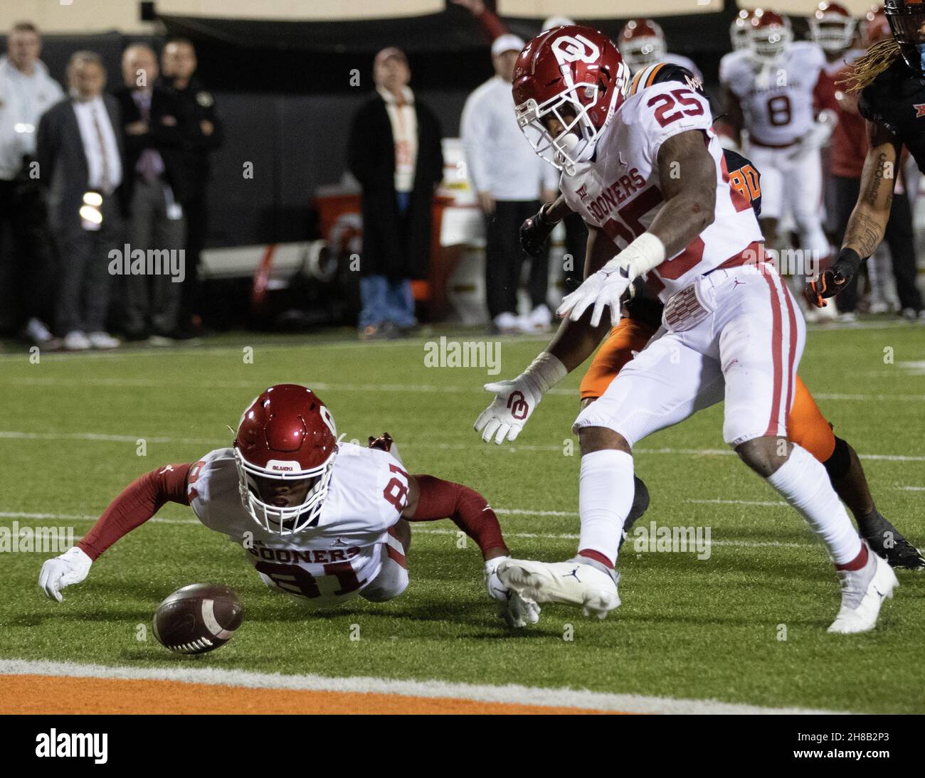 Stillwater, Oklahoma, USA. 27th. November 2021. Sooners Defensivverteidiger Justin Broiles (25) hat während des Spiels am Samstag, den 27. November 2021 im Boone Pickens Stadium in Stillwater, Oklahoma, ein Fumble des Oklahoma State Cowboys Wide Receivers Brennan Presley (80) wiederhergestellt. (Bild: © Nichola Rutledge/ZUMA Press Wire) Stockfoto