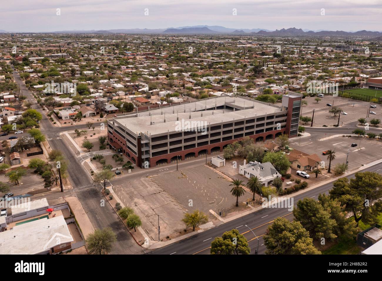 Mehrstufige leere Parkgarage und Parkplatz in Tucson, Arizona Stockfoto