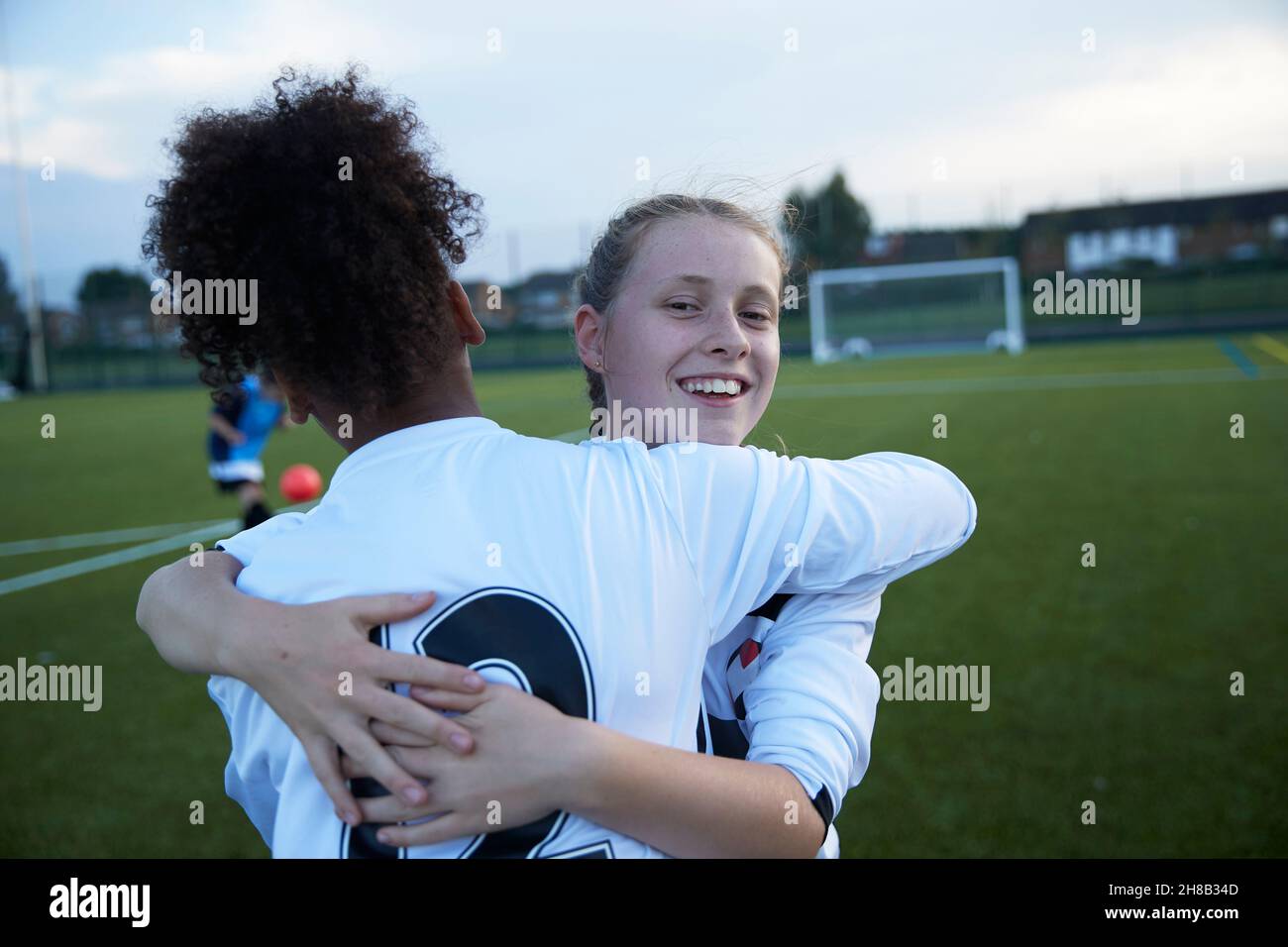 Großbritannien, weibliche Fußballnationalspieler, die sich im Feld umarmen Stockfoto