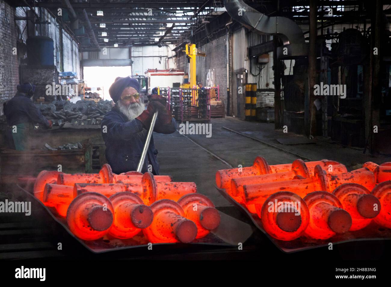 Operativen Hebel immer noch dampfenden Antriebswellen aus Schalen um abzukühlen Stockfoto