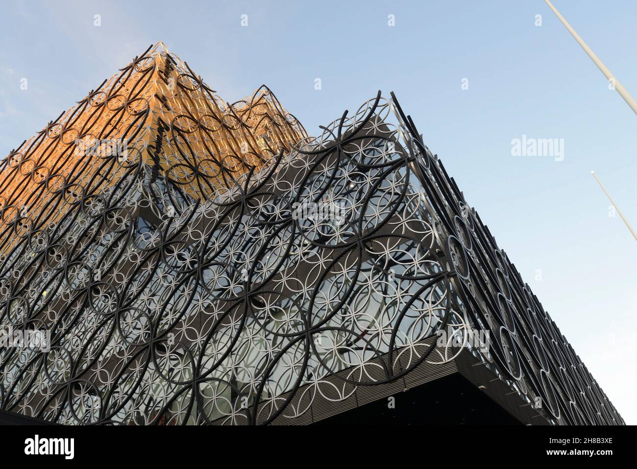 Entworfen von der niederländischen Architektin Francine Houben, die auf dem Centenary Square steht. Die Fassadengestaltung von ineinanderschließenden Ringen auf Gold- und Silberglas, eine Referenz Stockfoto