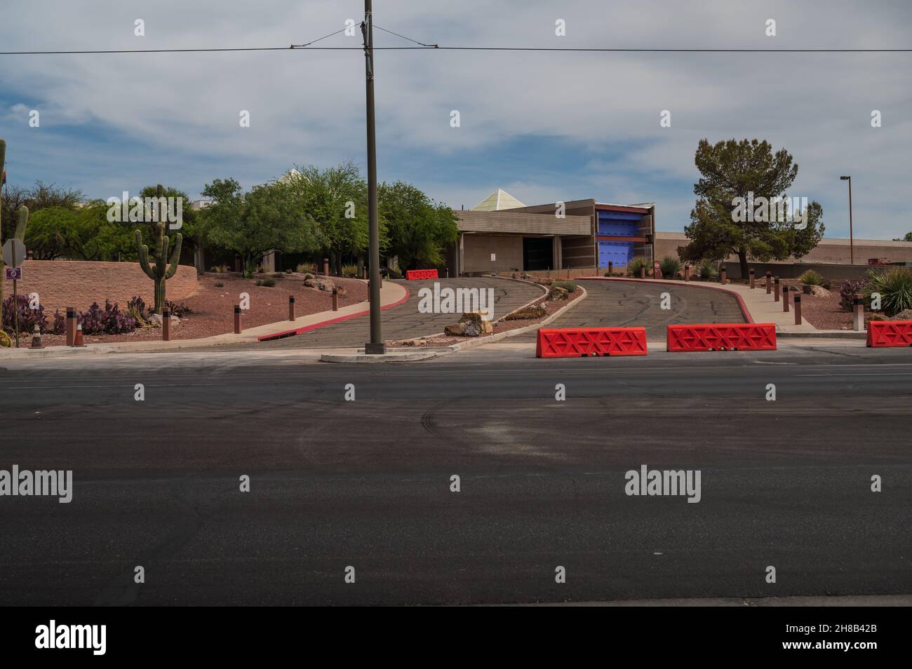 Eingang zum Tucson Convention Center, verbarrikadiert mit roten Blöcken. Stockfoto