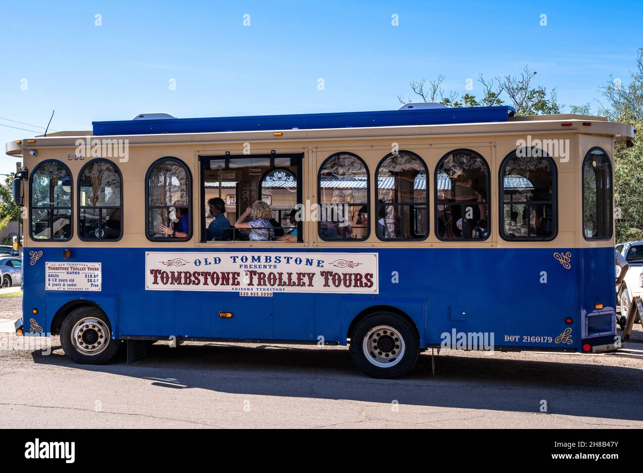 Tombstone, AZ - 9. Oktober 2021: Die Tombstone Trolley Tour bietet an Bord Kommentare über das Leben im Wilden Westen während einer Tour durch das historische Tombstone. Stockfoto