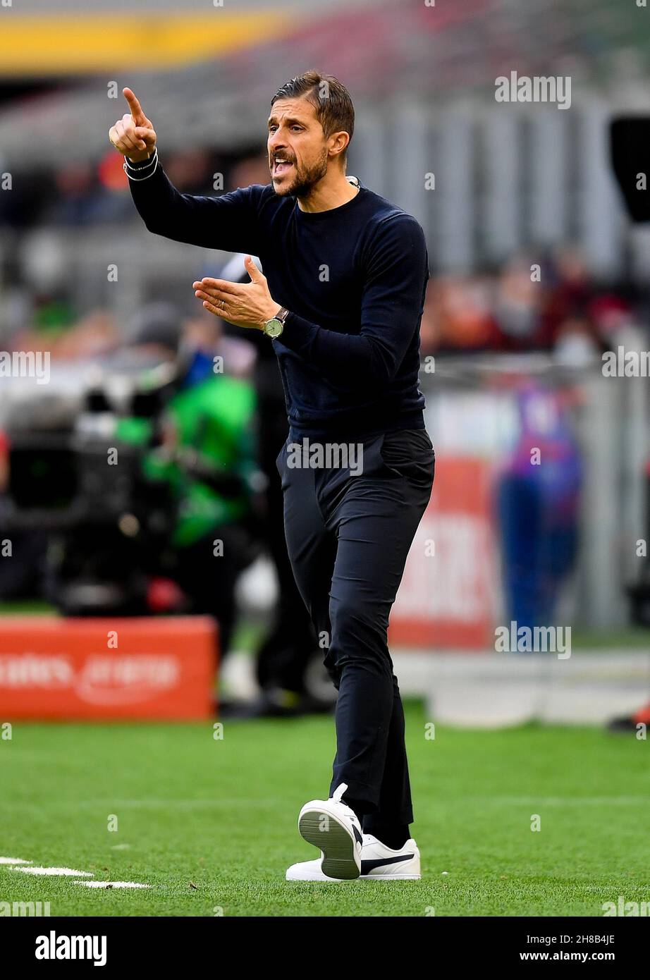 Mailand, Italien. 28th. November 2021. Sassuolos Cheftrainer Alessio Dionisi unterrichtet während eines Fußballspiels der Serie A zwischen AC Mailand und Sassuolo in Mailand, Italien, am 28. November 2021. Quelle: Str/Xinhua/Alamy Live News Stockfoto