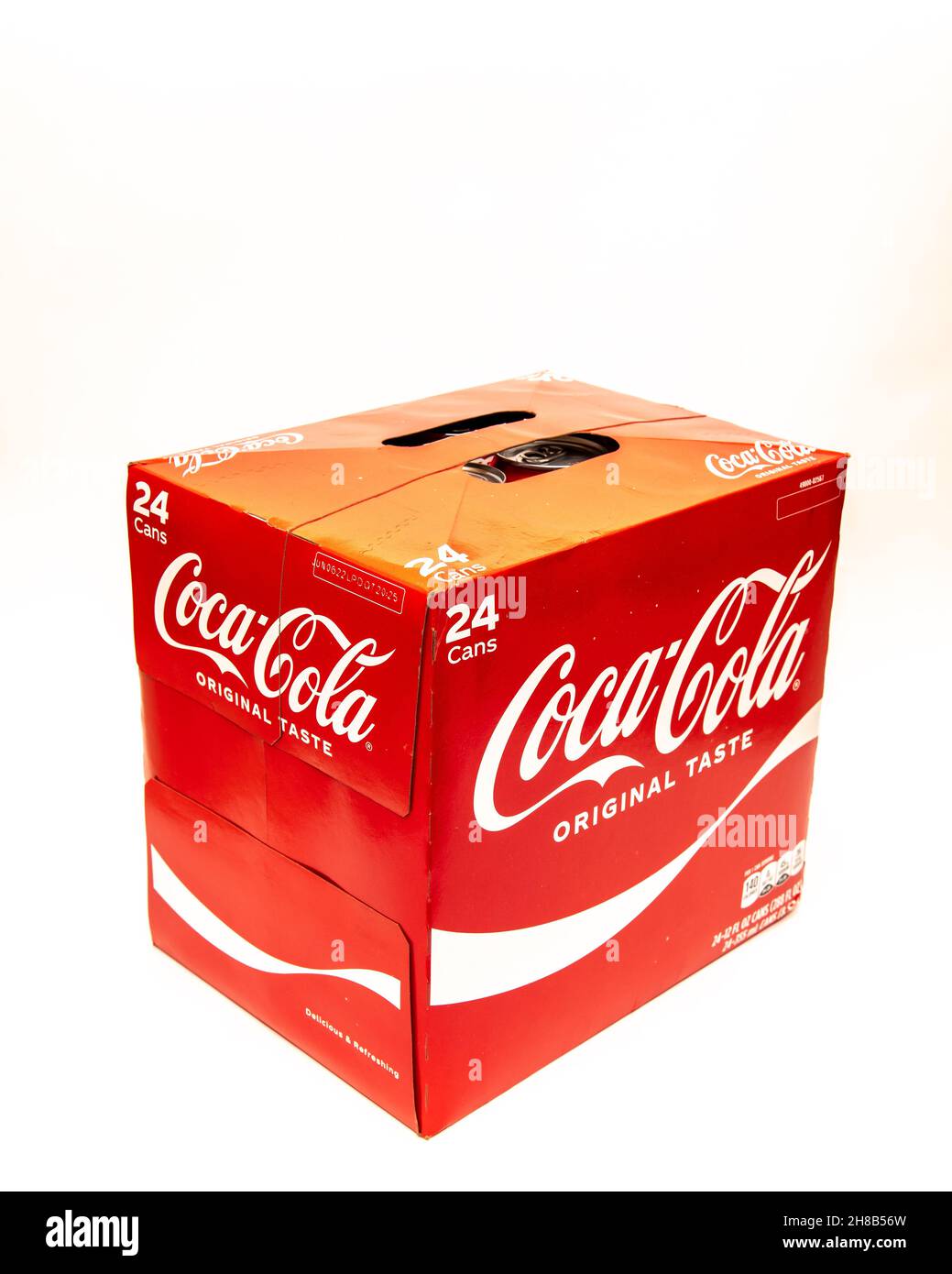 Eine Kiste Coca Cola Dosen, original Geschmack auch bekannt als Coke Classic, in traditionellen roten und weißen Karton. Stockfoto