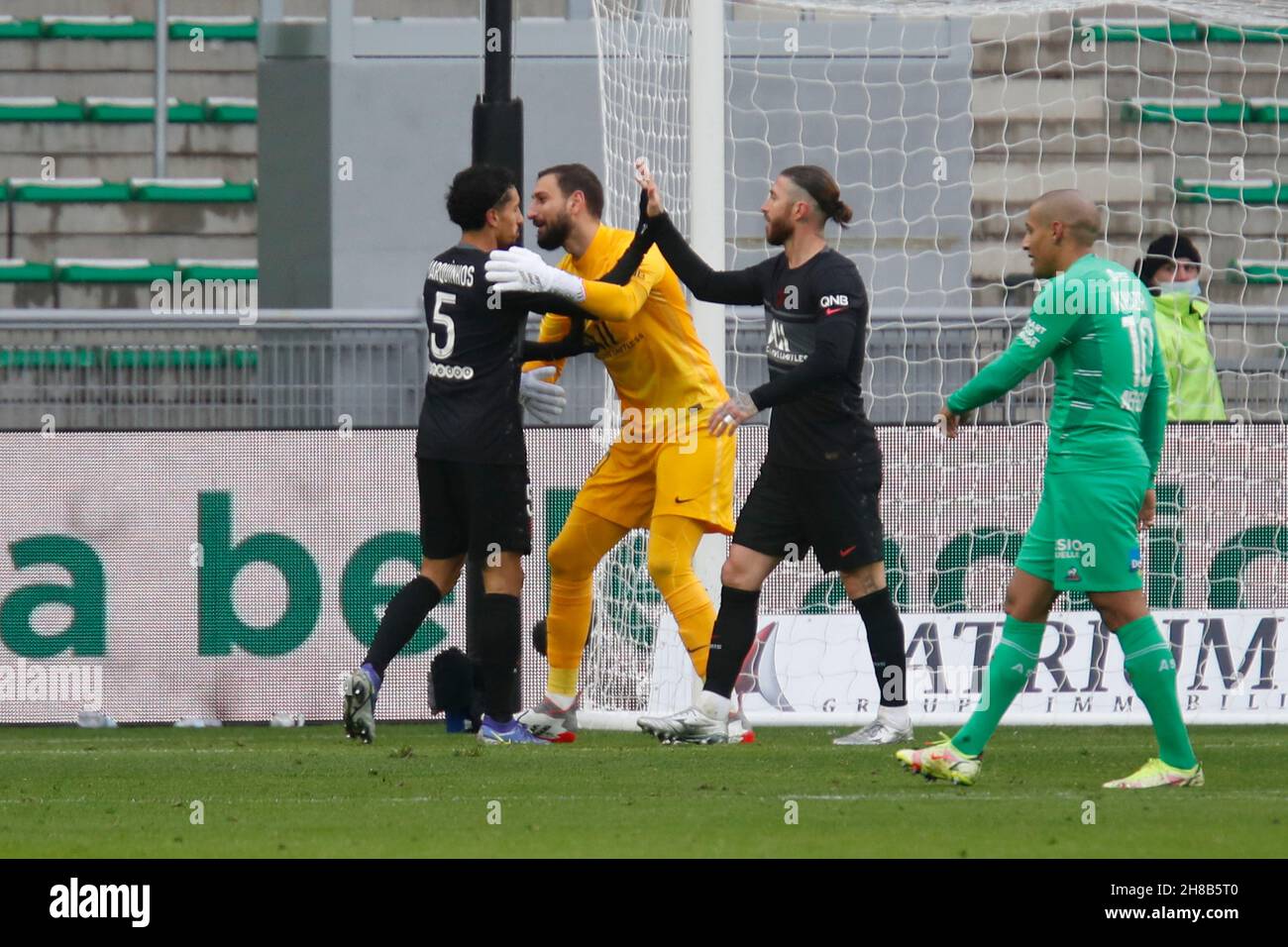 Gianluigi DONNARUMMA von Paris und MARQUINHOS von Paris und Sergio RAMOS von Paris während des französischen Ligue-1-Fußballspiels zwischen AS Saint-Etienne und Paris Saint-Germain am 28. November 2021 im Geoffroy-Guichard-Stadion in Saint-Etienne, Frankreich - Foto Romain Biard / Isports / DPPI Stockfoto