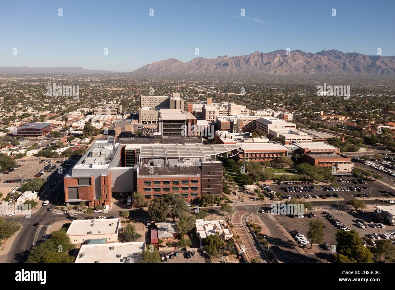 Luftaufnahme eines großen Krankenhauses in Tucson Arizona, Vogelbeobachtung. Stockfoto
