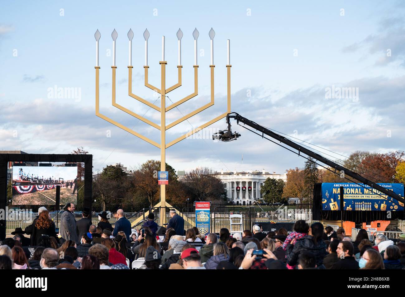 Washington, Usa. 28th. November 2021. Die Ellipse mit der National Menorah. Kredit: SOPA Images Limited/Alamy Live Nachrichten Stockfoto