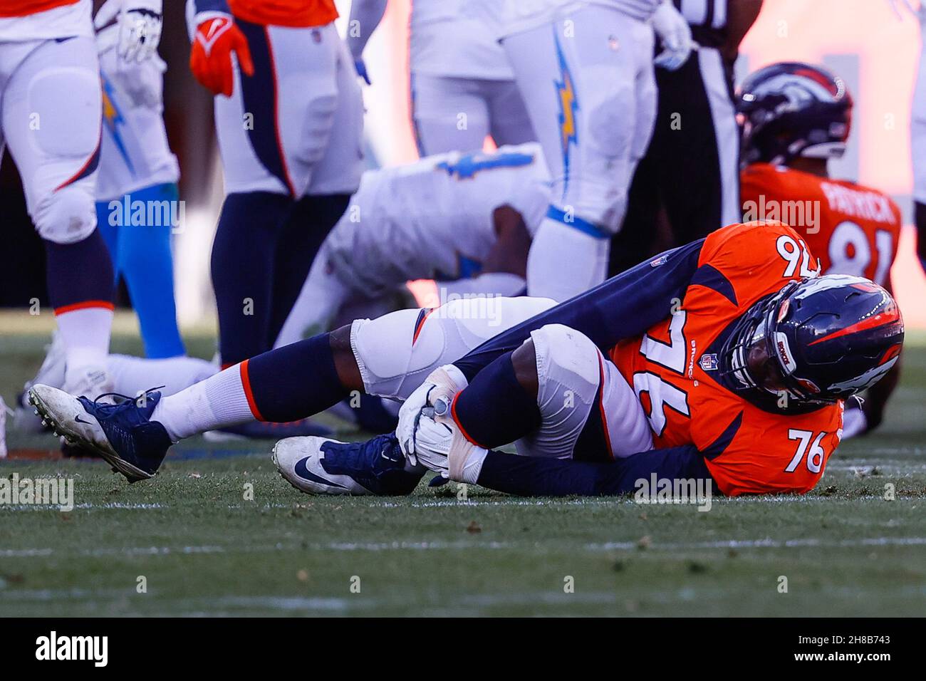 Verlasst Das Spiel. 28th. November 2021. Denver Broncos Offensive Tackle Calvin Anderson (76) greift schmerzhaft am Bein in der ersten Hälfte des Fußballspiels zwischen den Denver Broncos und Los Angeles Chargers auf dem Empower Field in Denver würde CO. Anderson gezwungen sein, das Spiel zu verlassen. Derek Regensburger/CSM/Alamy Live News Stockfoto