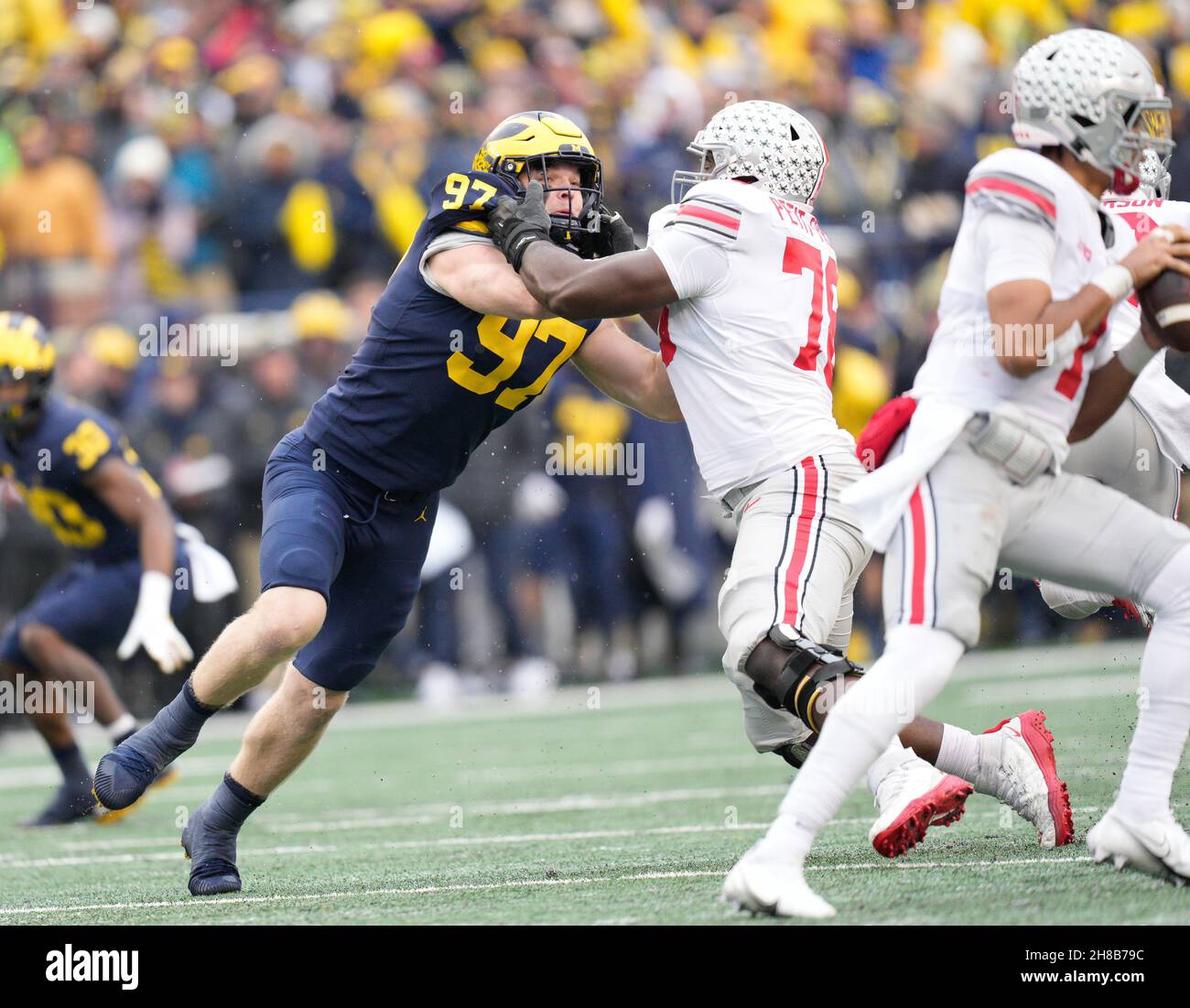 Ann Arbor, Michigan, USA. 27th. November 2021. Verteidigungslineman Aiden Hutchinson von der University of Michigan stürzt CJ Stroud von der Ohio State University in den Quarterback. (Bild: © David Donoher/ZUMA Press Wire) Stockfoto