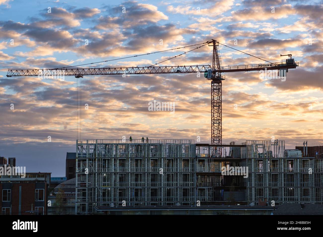 NEW ORLEANS, LA, USA - 24. NOVEMBER 2021: Bauprojekt bei Sonnenuntergang auf dem Campus der Tulane University Stockfoto