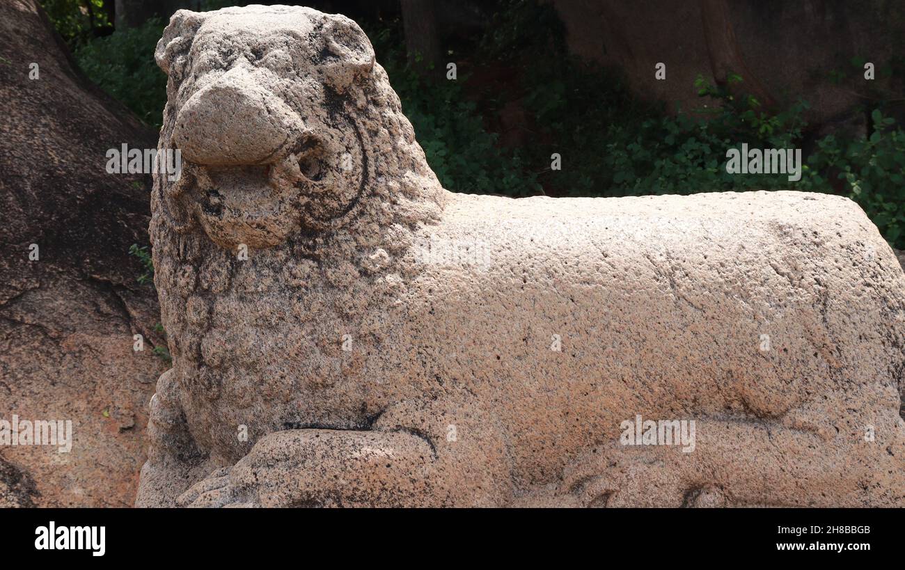 Tharamaraja Stone Throne Dies ist ein großer rechteckiger, löwenförmiger Thron, der aus einem einzigen Stein geschnitzt wurde. Eine Seitenansicht unvollständige Steinskulptur mit BL Stockfoto