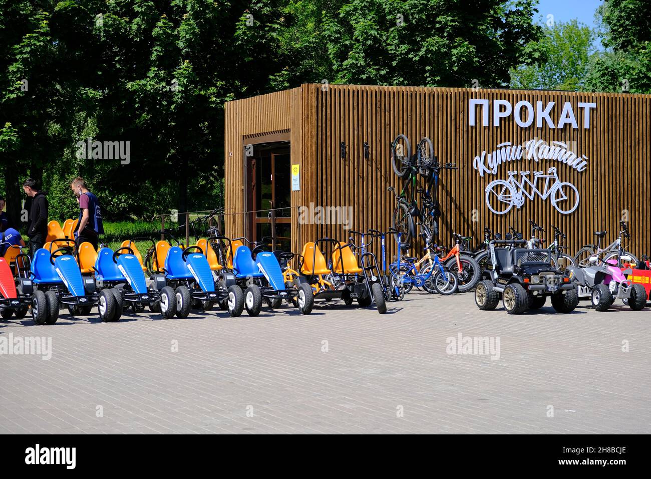 Moskau, Russland, 03.06.2021. Fahrradverleih Netzwerk in Moskau, Fahrrad Parken in Kolomenskoe perk in sonnigen Tag . Hochwertige Fotos Stockfoto