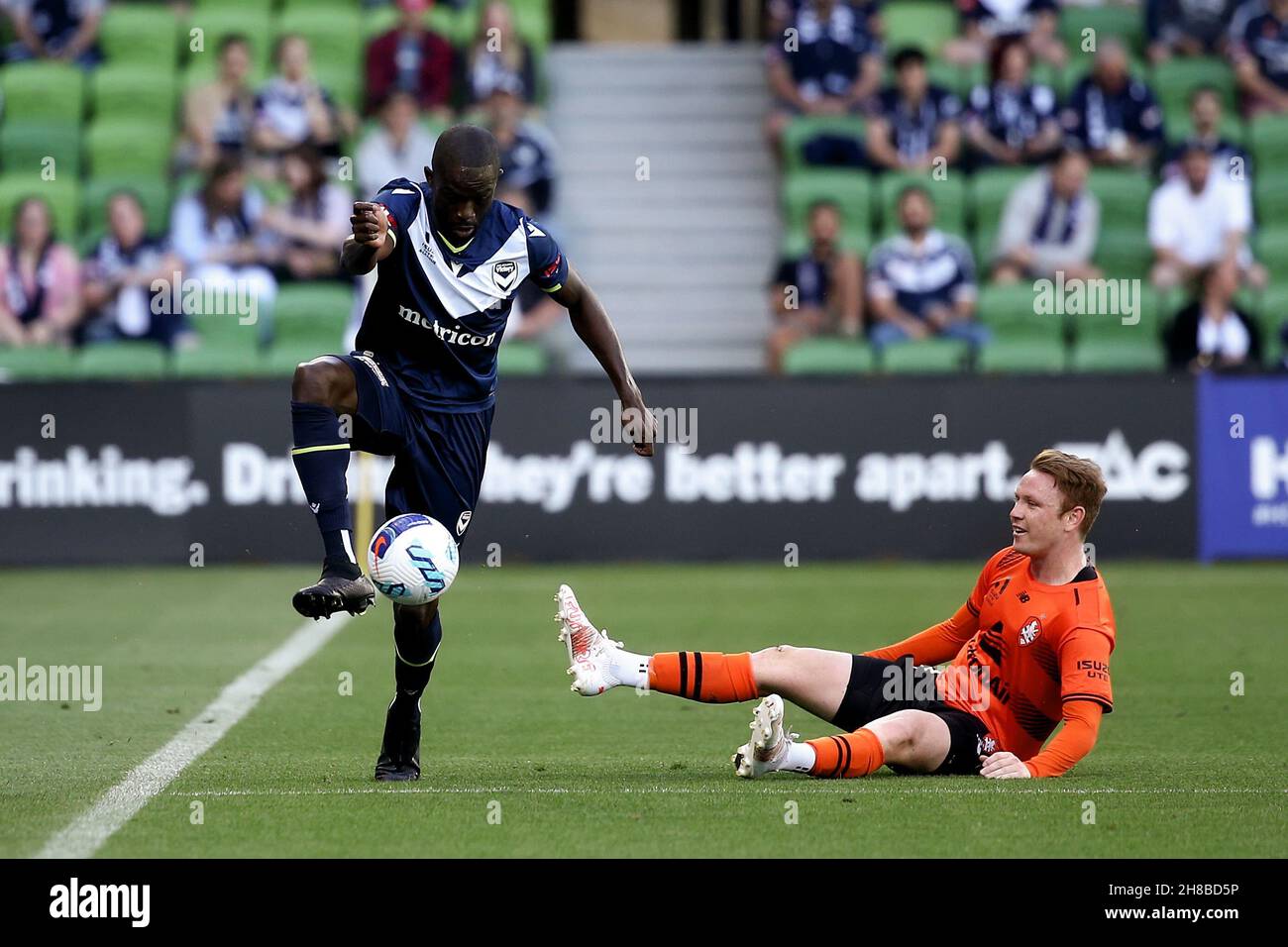 Melbourne, Australien, 28. November 2021. Jason Geria von Melbourne Victory gewinnt den Ball von Corey Brown von Brisbane Roar während des A-League-Fußballmatches der Runde 2 zwischen Melbourne Victory und Brisbane Roar im AAMI Park am 28. November 2021 in Melbourne, Australien. Kredit: Dave Hewison/Speed Media/Alamy Live Nachrichten Stockfoto