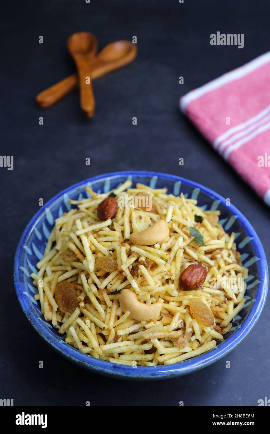 Frittierte Kartoffel falahari chivda, Aloo chiwda ist auch als Fasten-Snack bekannt. Zubereitet aus Kartoffeln, trockenen Früchten und milden Gewürzen für Navaratri. Stockfoto