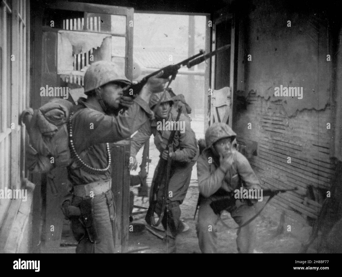 SEOUL, KOREA - 20. September 1950 - US-Marineinfanteristen kämpfen in den Straßen von Seoul, Korea, während der zweiten Schlacht von Seoul (Teil der Schlacht von Incheon Stockfoto