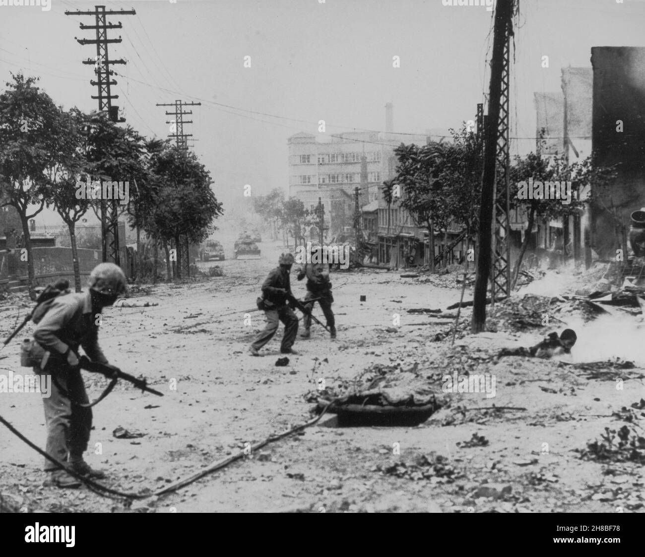 SEOUL, KOREA - 20. September 1950 - US-Marineinfanteristen kämpfen in den Straßen von Seoul, Korea, während der zweiten Schlacht von Seoul (Teil der Schlacht von Incheon Stockfoto