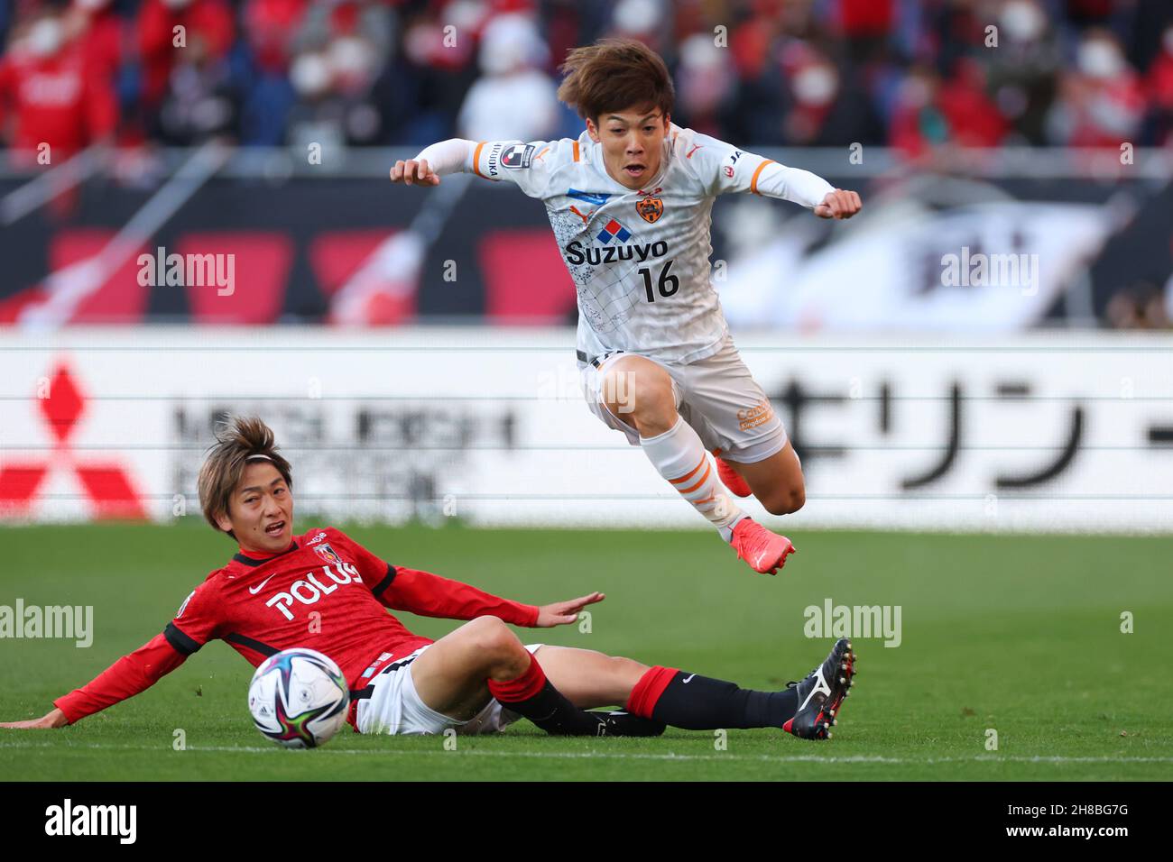 Saitama Stadium 2002, Saitama, Japan. 27th. November 2021. (L bis R) Yoshio Koizumi (Reds), Kenta Nishizawa (S-Pulse), 27. NOVEMBER 2021 - Fußball/Fußball: 2021 J1 Ligaspiel zwischen Urawa Reds 0-1 Shimizu S-Pulse im Saitama Stadium 2002, Saitama, Japan. Kredit: YUTAKA/AFLO SPORT/Alamy Live Nachrichten Stockfoto