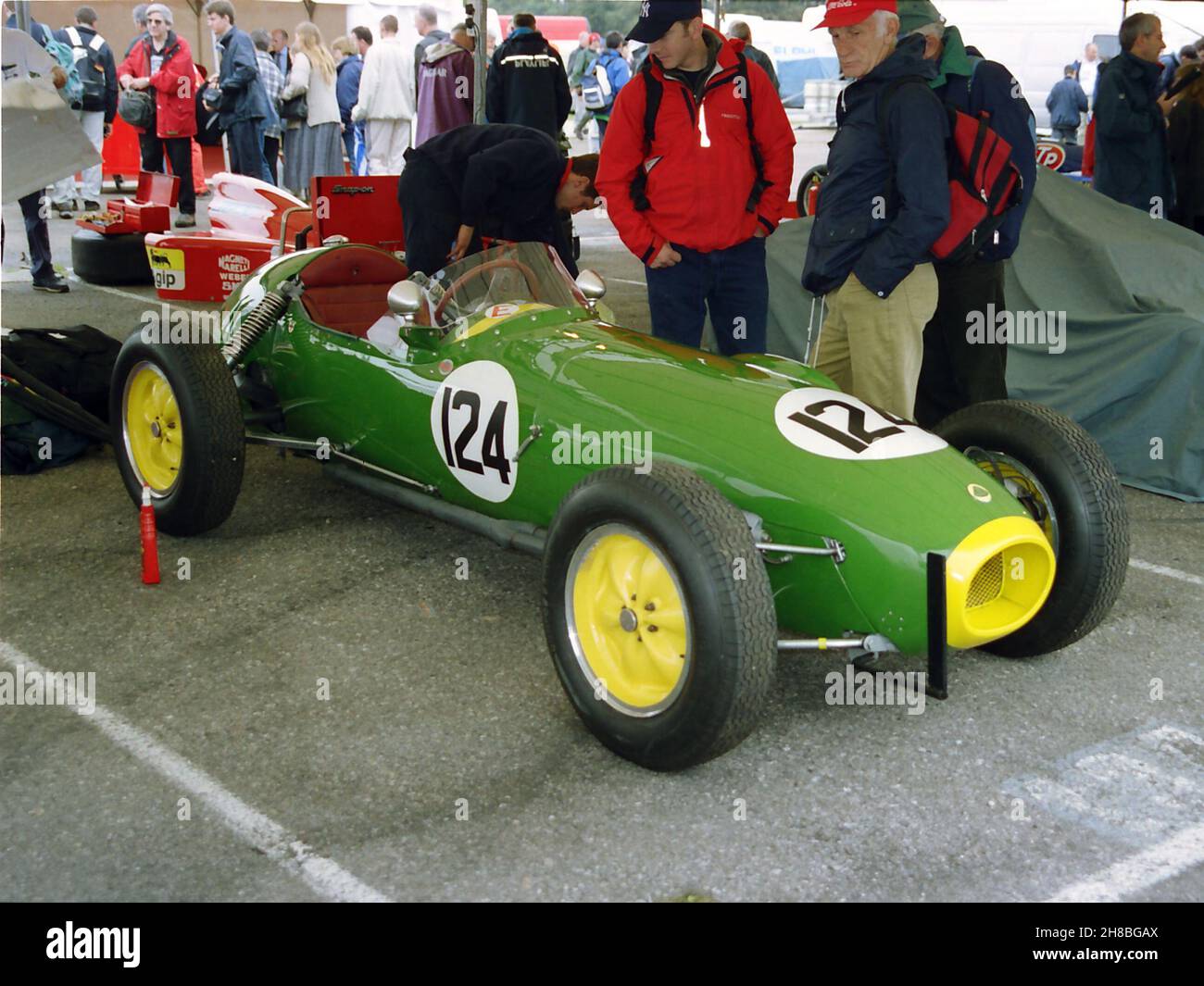 #124 1957 Lotus-Climax 12, ursprünglich F2, aber auch F1, vor allem von Ivor Bueb, gefahren. Beim Goodwood Festival of Speed, 12th. Juli 2002, wird er von Inhaber Peter Gooch gefahren. Stockfoto