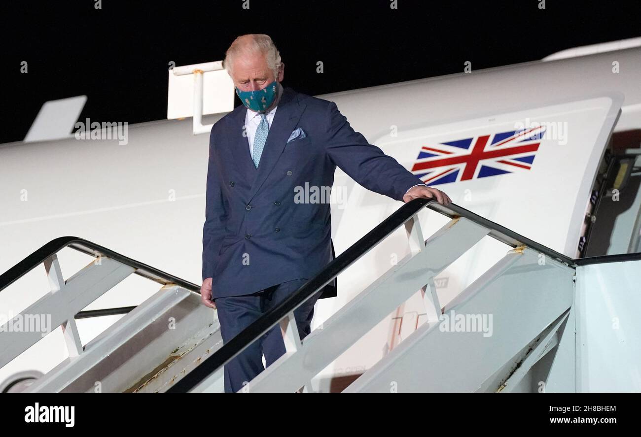 Der Prinz von Wales landet von einer RAF-Voyager, als er auf dem Grantley Adams International Airport, Bridgetown, Barbados, ankommt. Bilddatum: Sonntag, 28. November 2021. Stockfoto