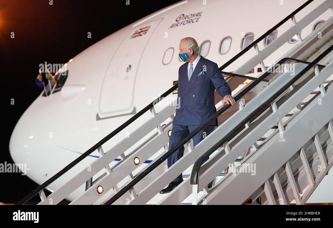 Der Prinz von Wales landet von einer RAF-Voyager, als er auf dem Grantley Adams International Airport, Bridgetown, Barbados, ankommt. Bilddatum: Sonntag, 28. November 2021. Stockfoto