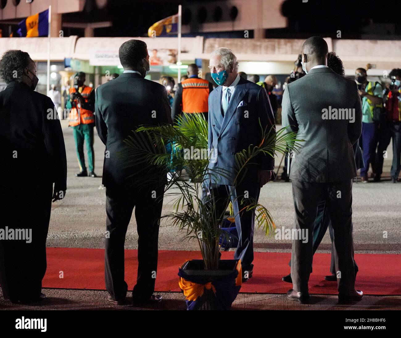 Der Prinz von Wales wird von versammelten Würdenträgern und Mitgliedern des Militärs begrüßt, als er am Grantley Adams International Airport, Bridgetown, Barbados, ankommt. Bilddatum: Sonntag, 28. November 2021. Stockfoto