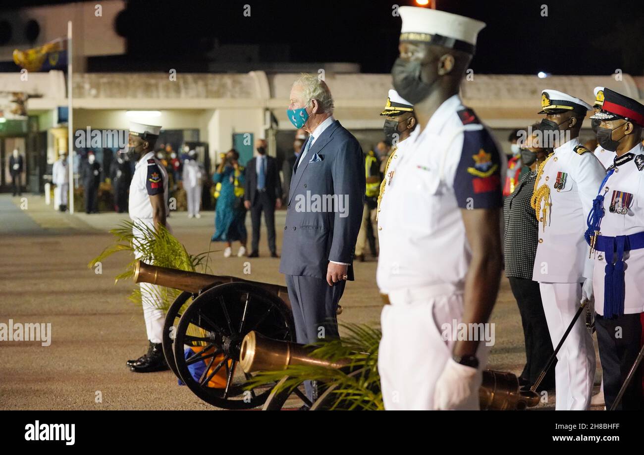 Der Prinz von Wales beobachtet einen Waffengruß bei seiner Ankunft am Grantley Adams International Airport, Bridgetown, Barbados. Bilddatum: Sonntag, 28. November 2021. Stockfoto