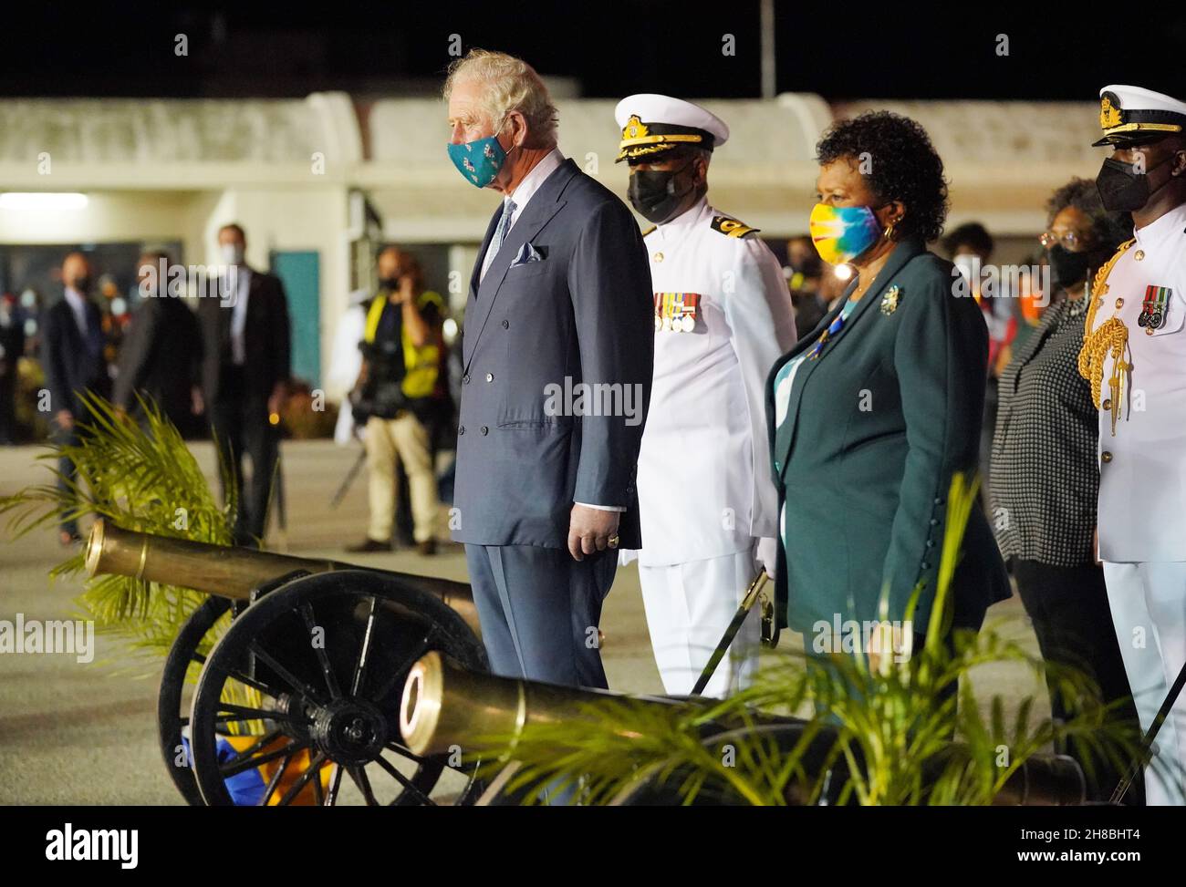 Der Prinz von Wales beobachtet bei seiner Ankunft am internationalen Flughafen Grantley Adams, Bridgetown, Barbados, einen Waffengruß, der neben Sandra Mason, der ehemaligen Generalgouverneurin und designierten Präsidentin von Barbados, steht. Bilddatum: Sonntag, 28. November 2021. Stockfoto