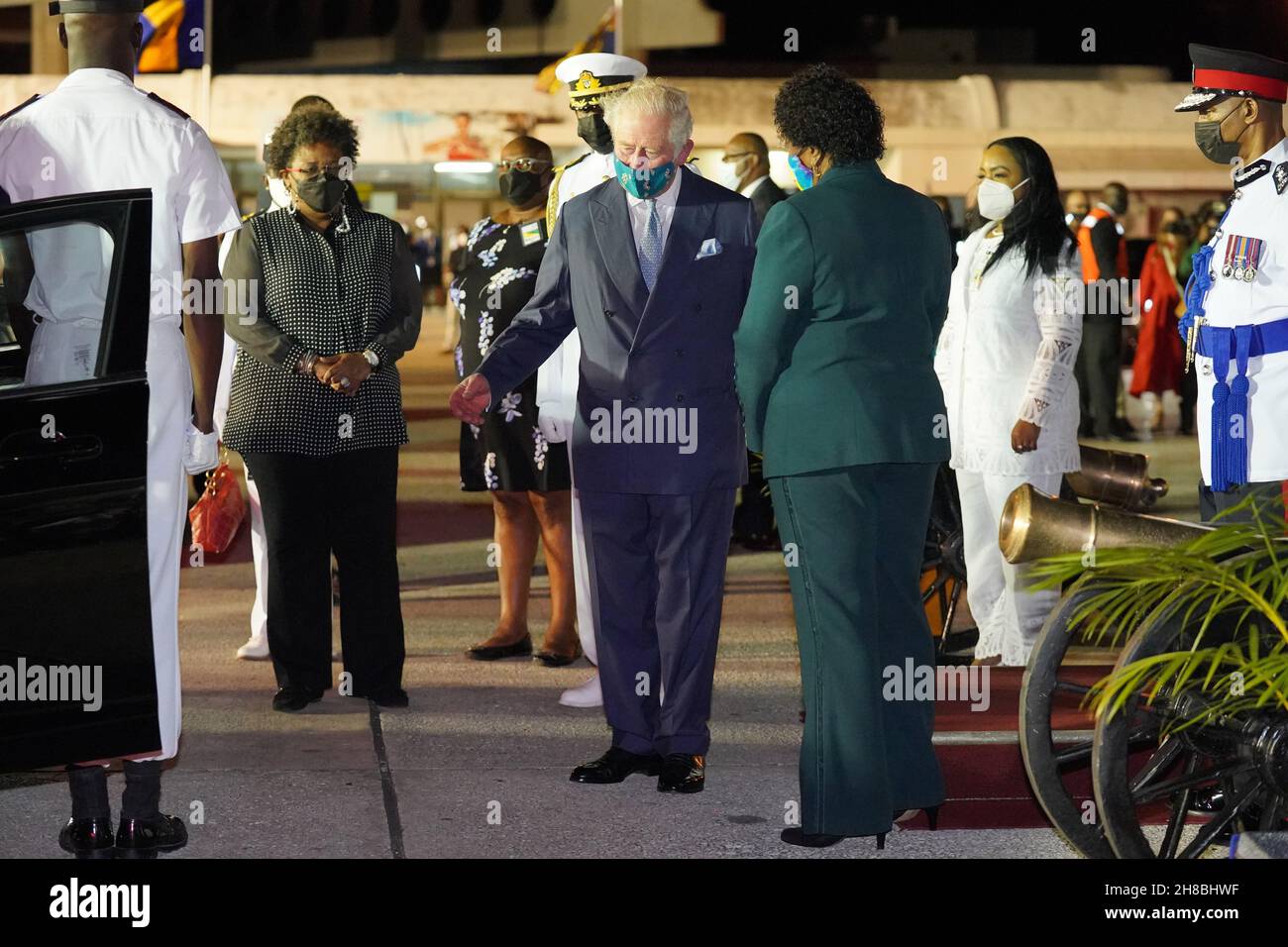 Der Prinz von Wales plaudert mit Sandra Mason (rechts, grün), der ehemaligen Generalgouverneurin und designierten Präsidentin von Barbados, bei seiner Ankunft am Grantley Adams International Airport, Bridgetown, Barbados. Bilddatum: Sonntag, 28. November 2021. Stockfoto