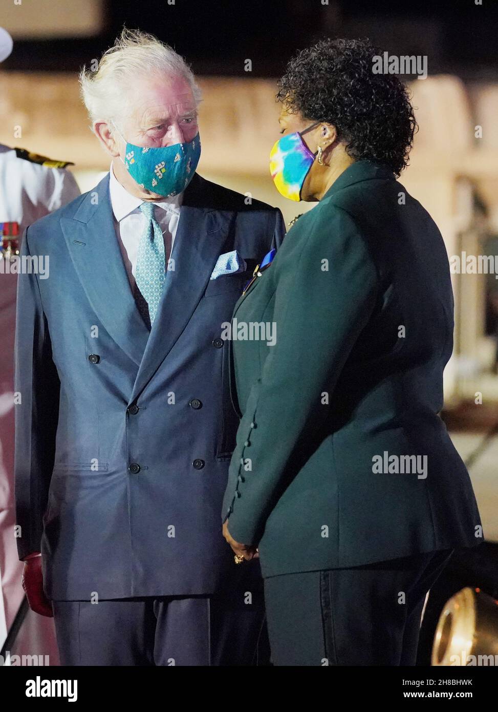 Der Prinz von Wales chattet mit Sandra Mason, der ehemaligen Generalgouverneurin und designierten Präsidentin von Barbados, bei seiner Ankunft am internationalen Flughafen Grantley Adams, Bridgetown, Barbados. Bilddatum: Sonntag, 28. November 2021. Stockfoto