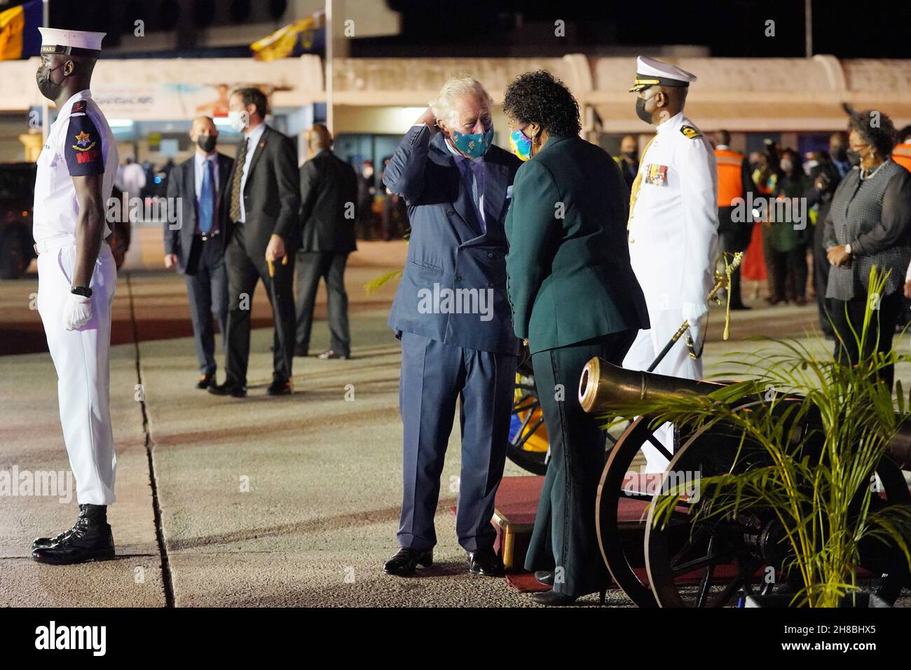 Der Prinz von Wales chattet mit Sandra Mason, der ehemaligen Generalgouverneurin und designierten Präsidentin von Barbados, bei seiner Ankunft am internationalen Flughafen Grantley Adams, Bridgetown, Barbados. Bilddatum: Sonntag, 28. November 2021. Stockfoto