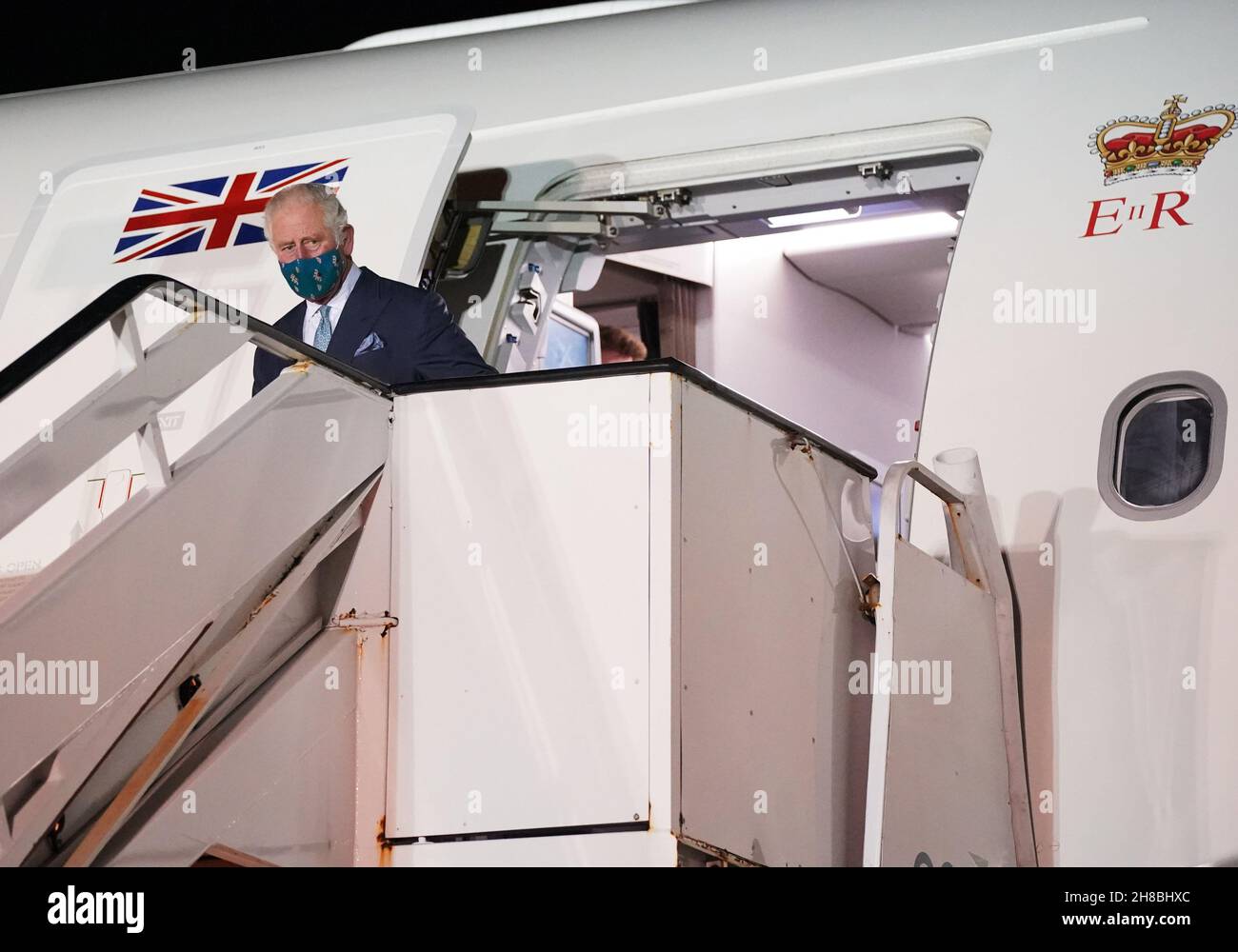 Der Prinz von Wales landet von einer RAF-Voyager, als er auf dem Grantley Adams International Airport, Bridgetown, Barbados, ankommt. Bilddatum: Sonntag, 28. November 2021. Stockfoto