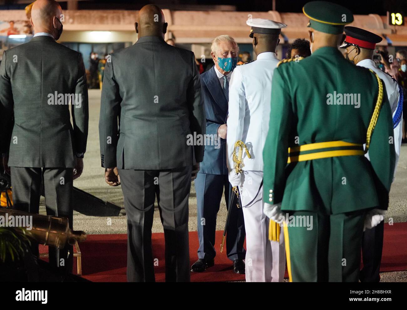 Der Prinz von Wales wird von versammelten Würdenträgern und Mitgliedern des Militärs begrüßt, als er am Grantley Adams International Airport, Bridgetown, Barbados, ankommt. Bilddatum: Sonntag, 28. November 2021. Stockfoto